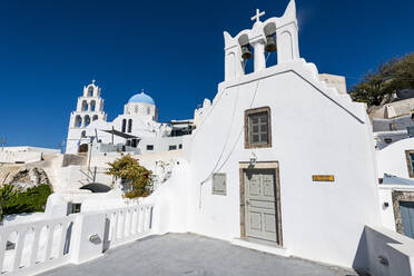 Weiß getünchte Kirche in Pyrgos, Santorin, Kykladen, Griechische Inseln, Griechenland, Europa - RHPLF19255