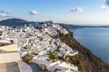 Weiß getünchte Häuser auf der Caldera, Fira, Santorin, Kykladen, Griechische Inseln, Griechenland, Europa - RHPLF19268