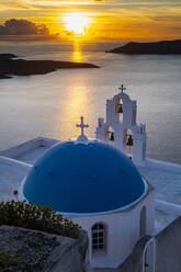 Sonnenuntergang über den Vulkaninseln von Santorin und der orthodoxen Kirche von Anastasi bei Sonnenuntergang, Fira, Santorin, Kykladen, Griechische Inseln, Griechenland, Europa - RHPLF19269