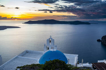 Sonnenuntergang über den Vulkaninseln von Santorin und der orthodoxen Kirche von Anastasi bei Sonnenuntergang, Fira, Santorin, Kykladen, Griechische Inseln, Griechenland, Europa - RHPLF19271