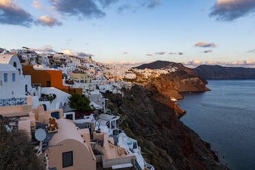 Weiß getünchte Architektur bei Sonnenuntergang, Oia, Santorin, Kykladen, Griechische Inseln, Griechenland, Europa - RHPLF19276