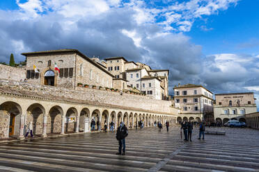 Platz vor der Basilika des Heiligen Franz von Assisi, UNESCO-Weltkulturerbe, Assisi, Umbrien, Italien, Europa - RHPLF19298