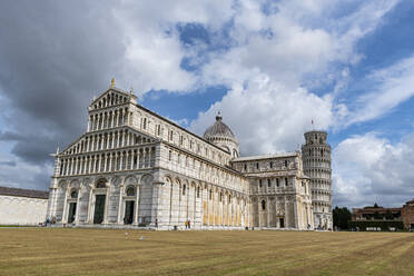 Piazza del Duomo with Cathedral and Leaning Tower, UNESCO World Heritage Site, Pisa, Tuscany, Italy, Europe - RHPLF19310