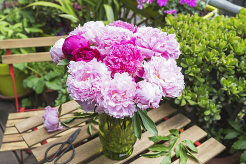 Vase with pink blooming peonies - GWF06893