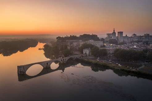 Frankreich, Provence-Alpes-Cote dAzur, Luftaufnahme des Flusses Rhone und der Brücke Pont Saint-Benezet in der Morgendämmerung - HAMF00805