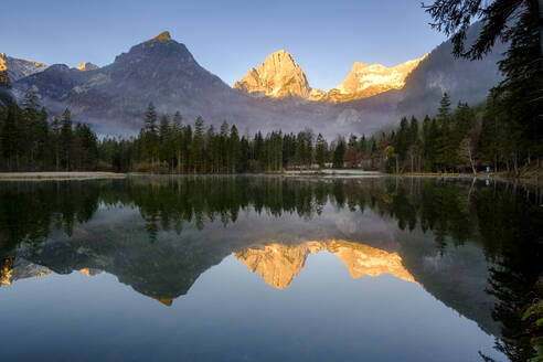 Schiederweiher bei Sonnenaufgang mit Spitzmauer und Großem Priel im Hintergrund - LBF03351