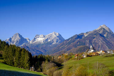 Österreich, Oberösterreich, Vorderstoder, Klarer Himmel über Dorf im Toten Gebirge - LBF03353