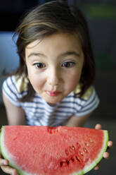 Nettes Mädchen isst Wassermelone und schaut dabei weg - IFRF00383