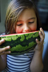 Mädchen mit braunem Haar isst frische Wassermelone - IFRF00384
