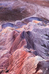 Vollbildaufnahme einer Felsformation im Petrified Forest National Park, Arizona, USA - NDF01251