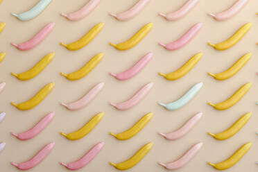 Dreidimensionales Rendering von pastellfarbenen Bananen - ECF02000