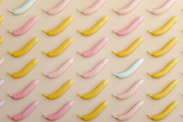 Three dimensional render of pastel colored bananas - ECF02000