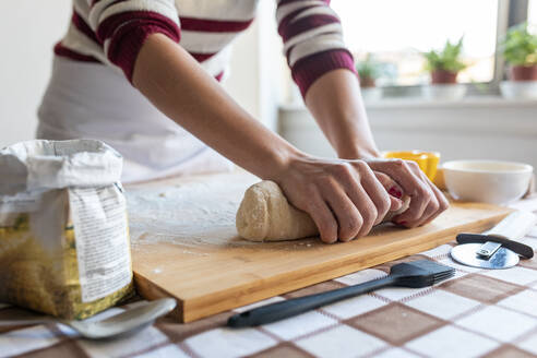 Frau knetet Teig für die Herstellung von Croissants in der Küche zu Hause - WPEF04000