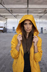 Schöne Tänzerin in gelber Jacke in einer verlassenen Fabrik - VEGF03838