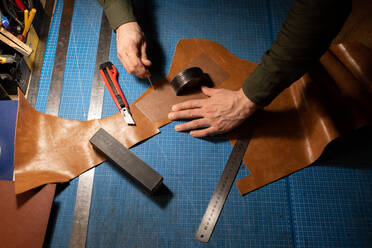 Geschnittenes Handwerker-Piercing-Leder auf dem Tisch - CAVF92652