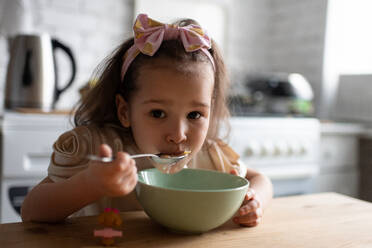 Kleines Mädchen isst Müsli zum Frühstück - CAVF92691