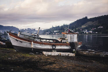 Altes Holzboot bei Ebbe in Castro Chiloe, Chile - CAVF92716