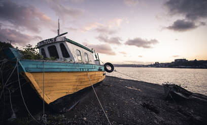 Altes Holzboot bei Ebbe in Castro, Chiloe, Chile - CAVF92717