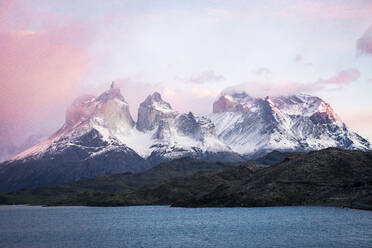 Sonnenaufgang in den Bergen von Torres Del Paine, Patagonien, Chile - CAVF92718