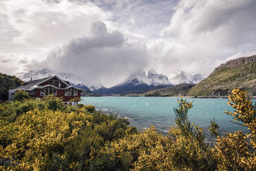 Ein kleines rotes Gebäude vor den Gipfeln des Torres Del Paine - CAVF92721