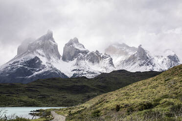 Blick auf die majestätischen Torres del Paine vom Pehoe-See aus - CAVF92723