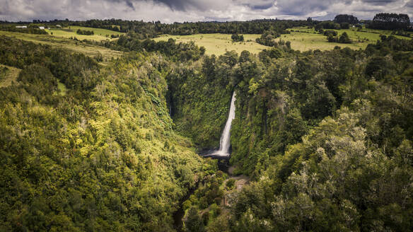 Luftaufnahme des Wasserfalls Cascadas de Tocoihue - CAVF92727