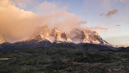 Sonnenaufgang über den Gipfeln des Torres del Paine, Patagonien - CAVF92728
