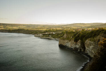 Blick auf Robins Hood's Bay aus der Ferne bei Sonnenuntergang - CAVF92749