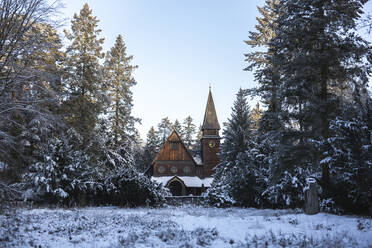 Deutschland, Brandenburg, Stahnsdorf, Holzkirche in Winterlandschaft - ASCF01561