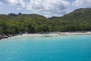 Seychellen, Insel Praslin, Luftaufnahme des Sandstrandes Anse Lazio mit kristallklarem, türkisfarbenem Meer - RUEF03155