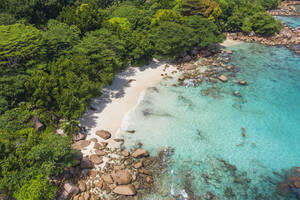 Seychellen, Insel Praslin, Luftaufnahme des Sandstrandes Anse Lazio mit kristallklarem, türkisfarbenem Meer - RUEF03157
