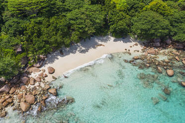 Seychellen, Insel Praslin, Luftaufnahme des Sandstrandes Anse Lazio mit kristallklarem, türkisfarbenem Meer - RUEF03158