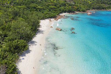 Seychellen, Insel Praslin, Luftaufnahme des Sandstrandes Anse Lazio mit kristallklarem, türkisfarbenem Meer - RUEF03160