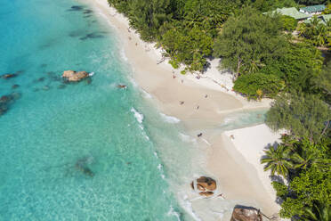 Seychellen, Insel Praslin, Luftaufnahme des Sandstrandes Anse Lazio mit kristallklarem, türkisfarbenem Meer - RUEF03163