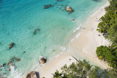 Seychellen, Insel Praslin, Luftaufnahme des Sandstrandes Anse Lazio mit kristallklarem, türkisfarbenem Meer - RUEF03165