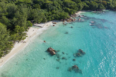 Seychellen, Insel Praslin, Luftaufnahme des Sandstrandes Anse Lazio mit kristallklarem, türkisfarbenem Meer - RUEF03169