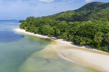 Seychellen, Insel Praslin, Luftaufnahme des Sandstrandes Anse Lazio mit kristallklarem, türkisfarbenem Meer - RUEF03172