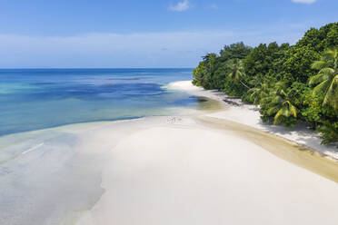 Seychellen, Insel Praslin, Luftaufnahme des Sandstrandes mit kristallklarem blauem Meer - RUEF03177