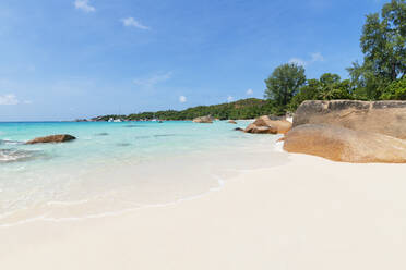 Seychelles, Praslin Island, Anse Lazio sandy beach with crystal clear turquoise ocean - RUEF03179