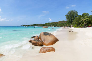 Seychelles, Praslin Island, Anse Lazio sandy beach with crystal clear turquoise ocean - RUEF03180