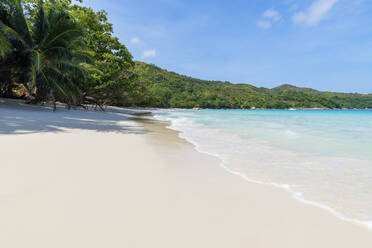 Seychellen, Insel Praslin, Anse Lazio Sandstrand mit kristallklarem, türkisfarbenem Meer - RUEF03181