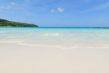 Seychelles, Praslin Island, Anse Lazio sandy beach with crystal clear turquoise ocean - RUEF03182