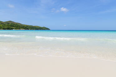 Seychelles, Praslin Island, Anse Lazio sandy beach with crystal clear turquoise ocean - RUEF03183