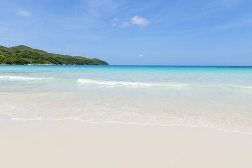 Seychellen, Insel Praslin, Anse Lazio Sandstrand mit kristallklarem, türkisfarbenem Meer - RUEF03183