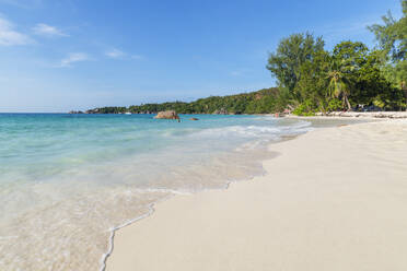 Seychellen, Insel Praslin, Anse Lazio Sandstrand mit kristallklarem, türkisfarbenem Meer - RUEF03184