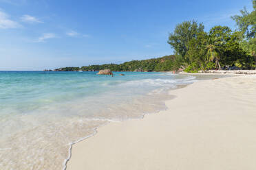 Seychelles, Praslin Island, Anse Lazio sandy beach with crystal clear turquoise ocean - RUEF03184