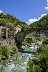 Italien, Pont-Saint-Martin, Stadt im Aosta-Tal mit römischer Bogenbrücke über den Fluss Lys im Vordergund - LBF03361