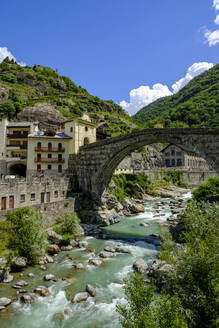 Italien, Pont-Saint-Martin, Stadt im Aosta-Tal mit römischer Bogenbrücke über den Fluss Lys im Vordergund - LBF03361