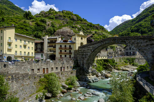 Italien, Pont-Saint-Martin, Stadt im Aosta-Tal mit römischer Bogenbrücke über den Fluss Lys im Vordergund - LBF03362