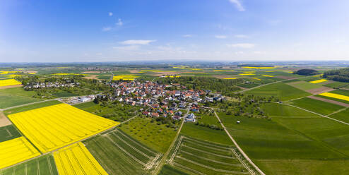 Deutschland, Hessen, Munzenberg, Hubschrauber-Panorama eines Dorfes und der umliegenden Felder im Sommer - AMF09093